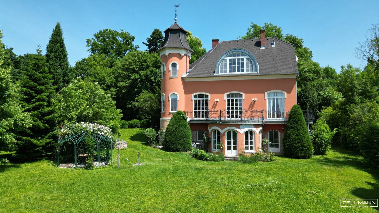 Historische Villa mit Garten und Doppelgarage in ruhiger Lage