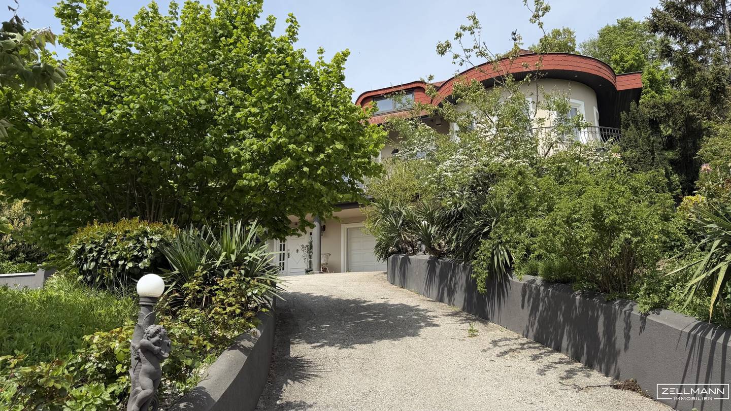 Villa mit Fernblick und Poolgarten
