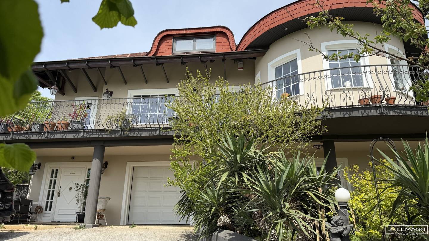 Villa mit Fernblick und Poolgarten