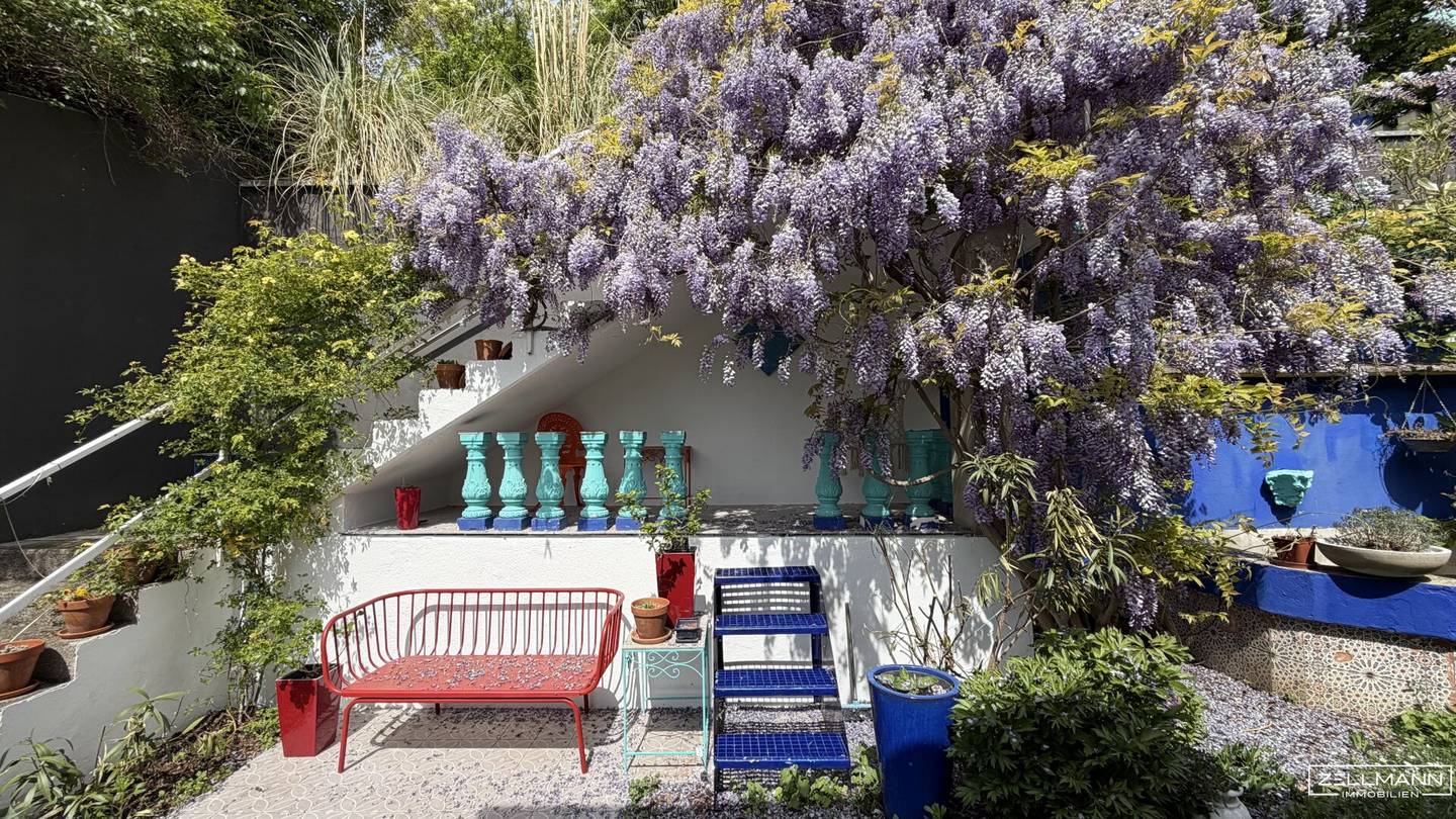 Villa mit Fernblick und Poolgarten