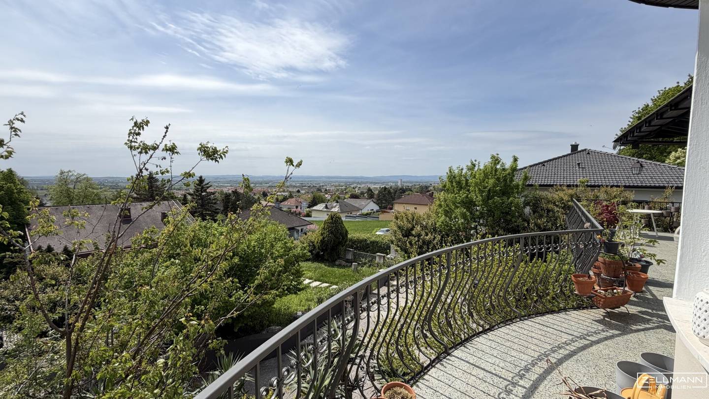Villa mit Fernblick und Poolgarten