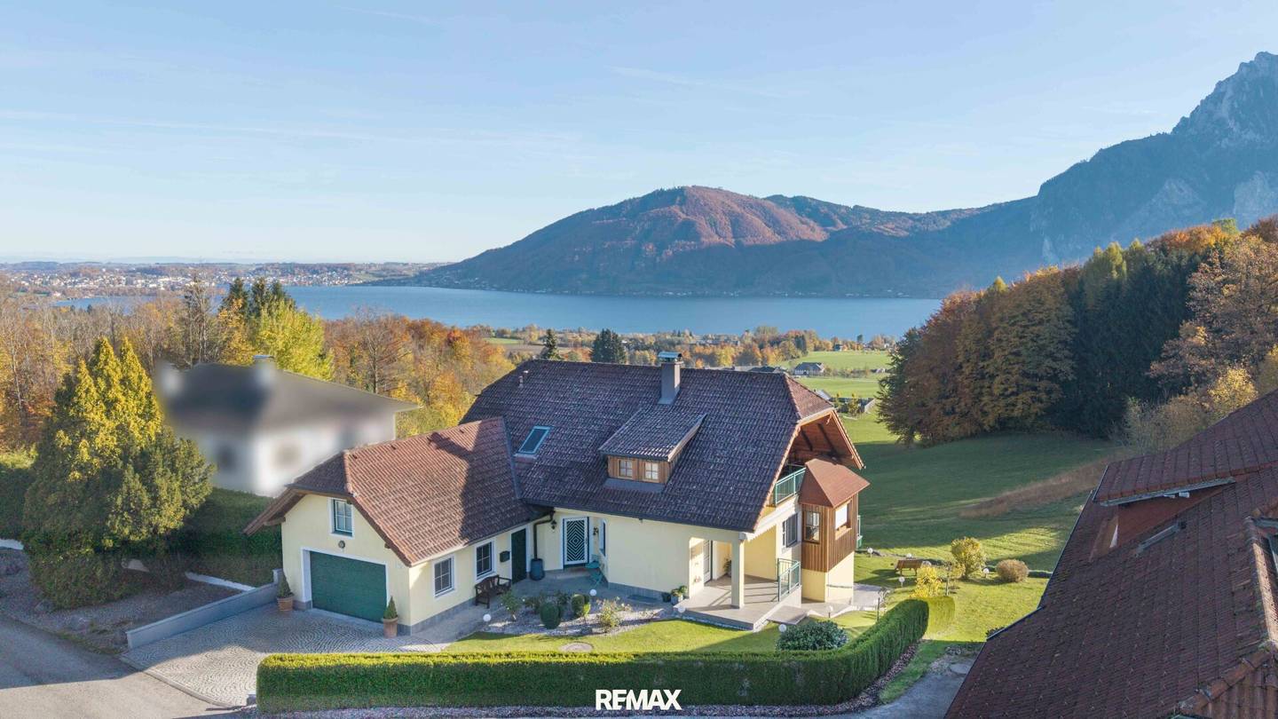 Country Villa with Lake View in Altmünster