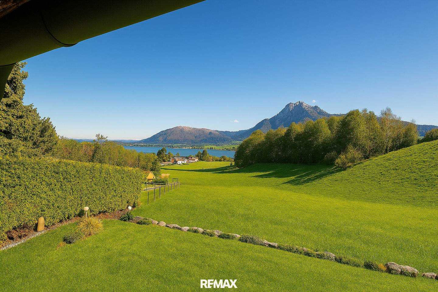 Country Villa with Lake View in Altmünster