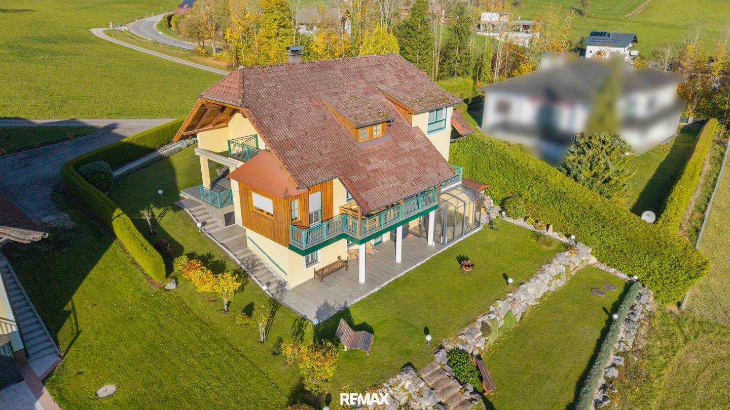 Country Villa with Lake View in Altmünster