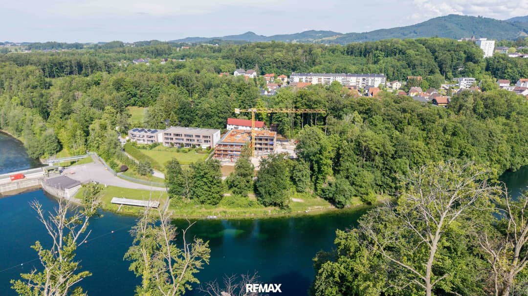 Neubauwohnung am Wasser nahe Traun mit Terrasse