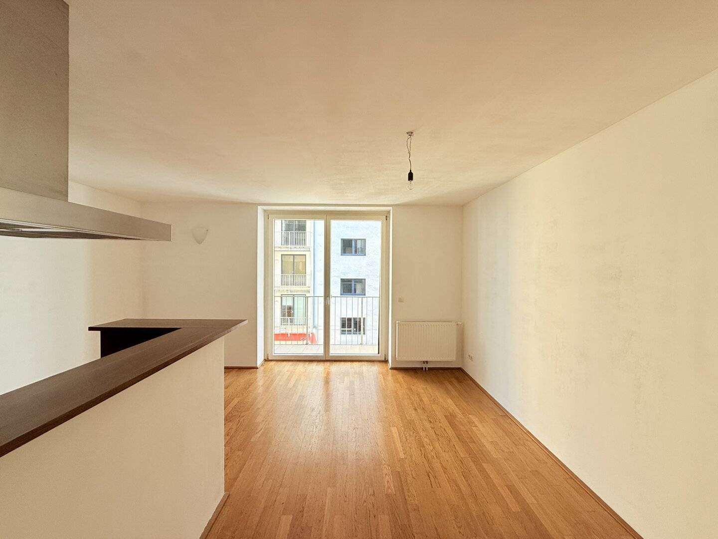 Well maintained 2 room apartment with loggia and parquet