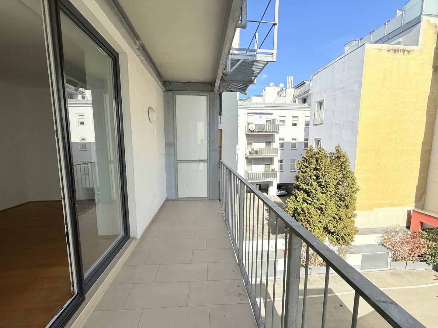 Well maintained 2 room apartment with loggia and parquet