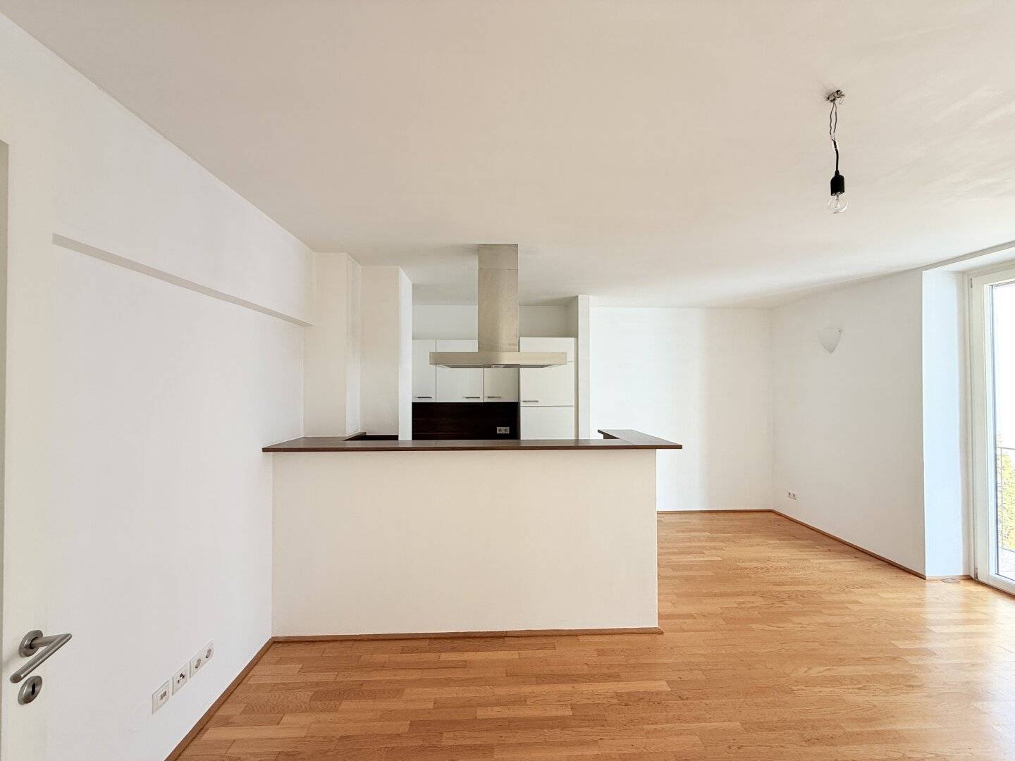 Well maintained 2 room apartment with loggia and parquet