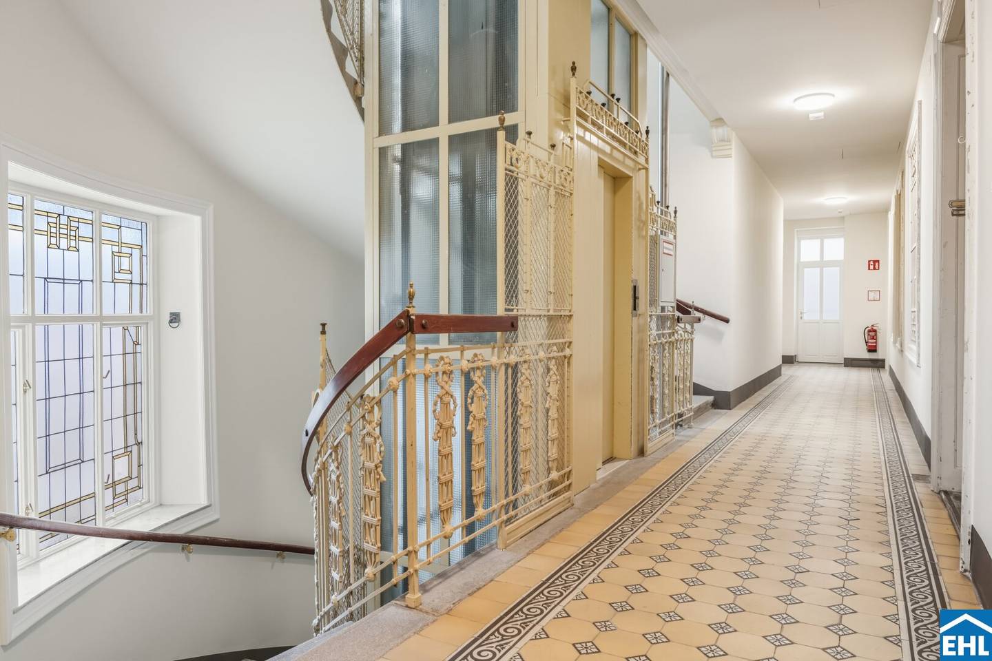 Vienna Essence: Stilvolles Wohnen im Wiener Altbau mit Dachausbau