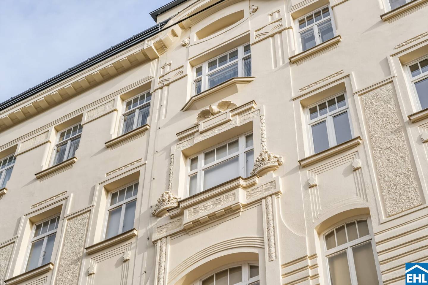 Vienna Essence: Stilvolles Wohnen im Wiener Altbau mit Dachausbau