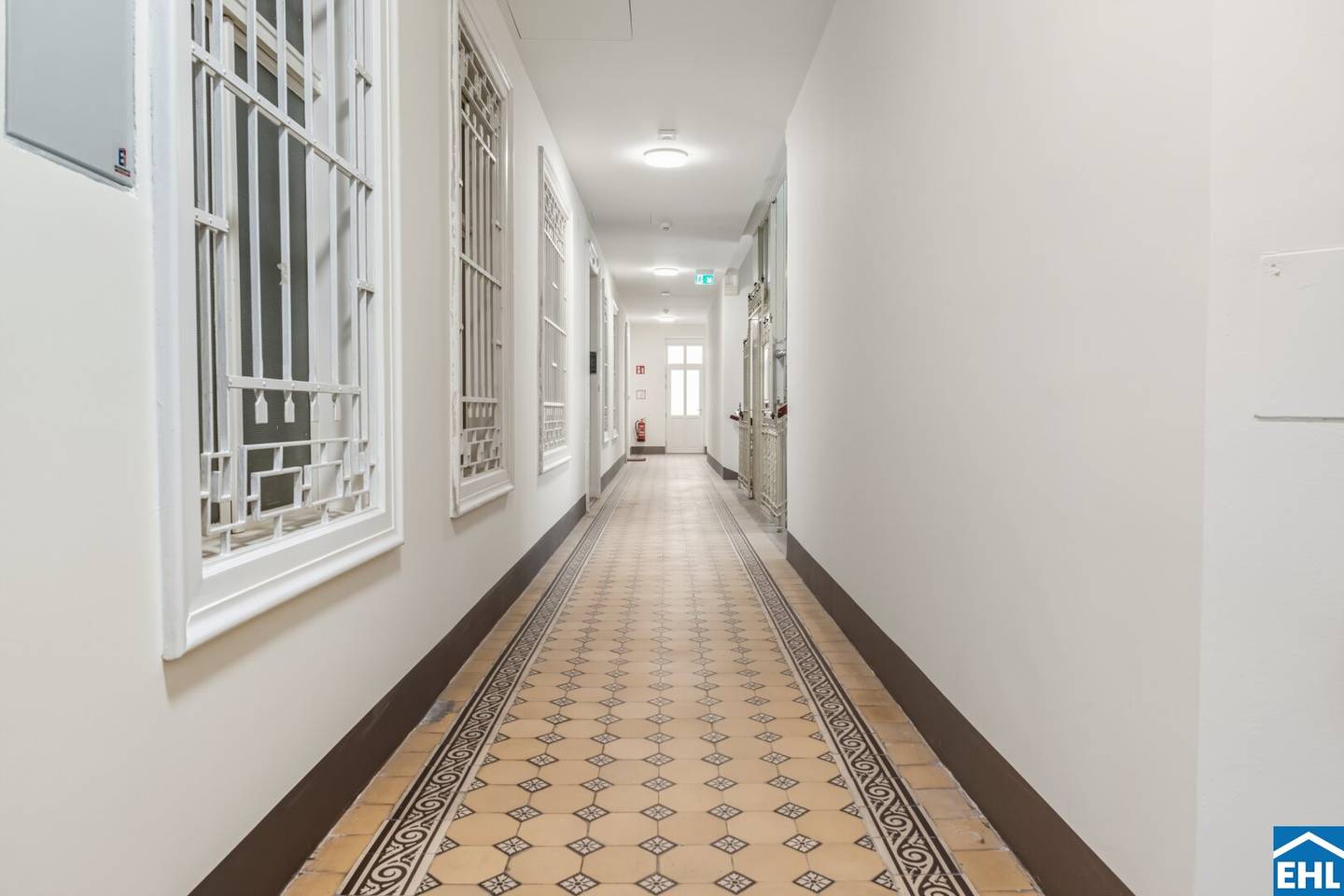 Vienna Essence: Stilvolles Wohnen im Wiener Altbau mit Dachausbau
