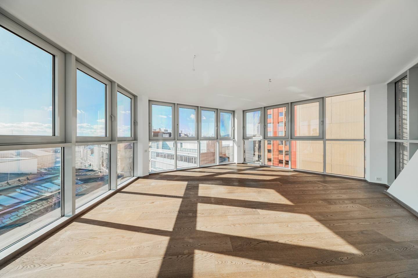 PANORAMA-Ebene über der Stadt! Dachgeschoß-Maisonette mit privater Außenfläche