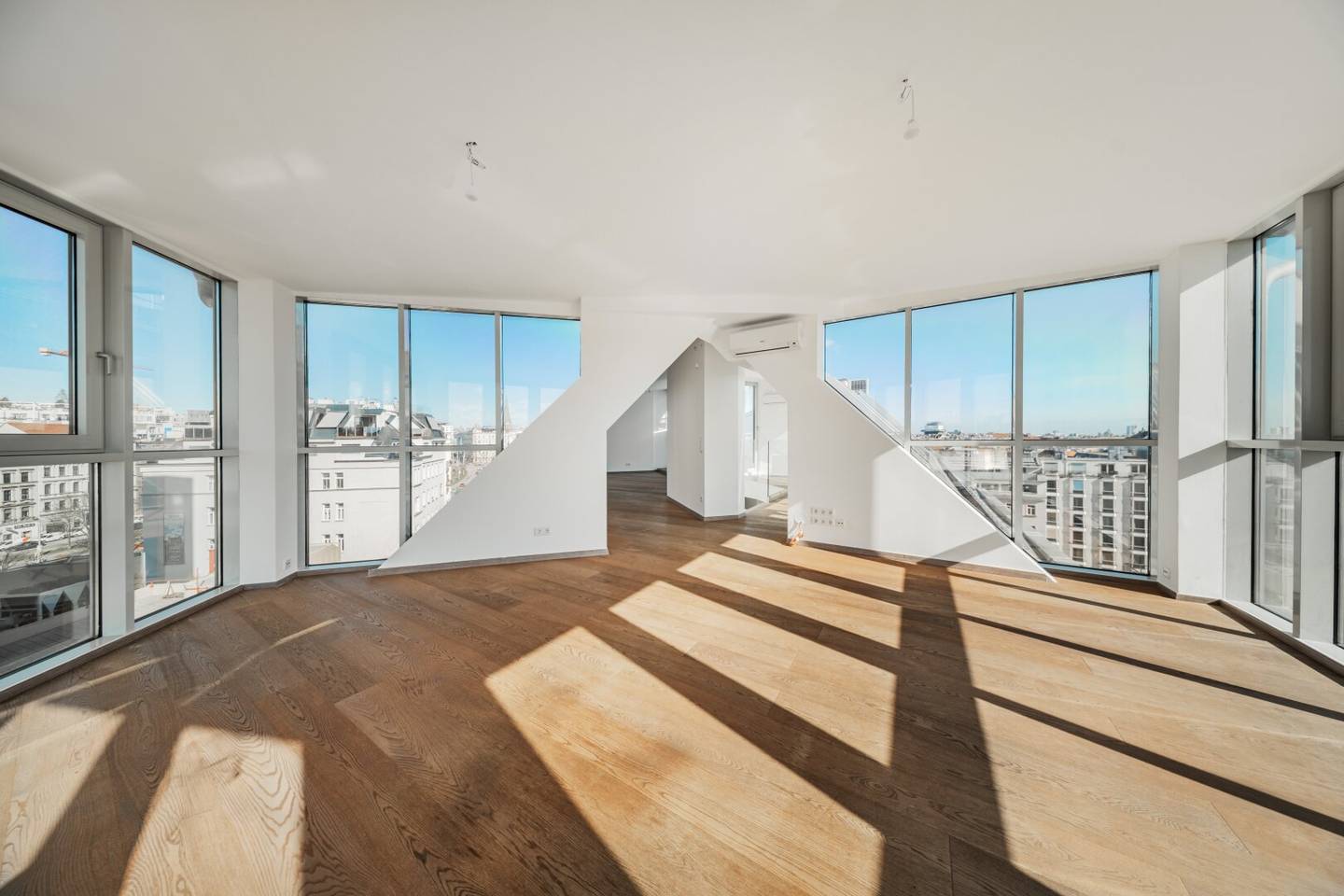 PANORAMA-Ebene über der Stadt! Dachgeschoß-Maisonette mit privater Außenfläche