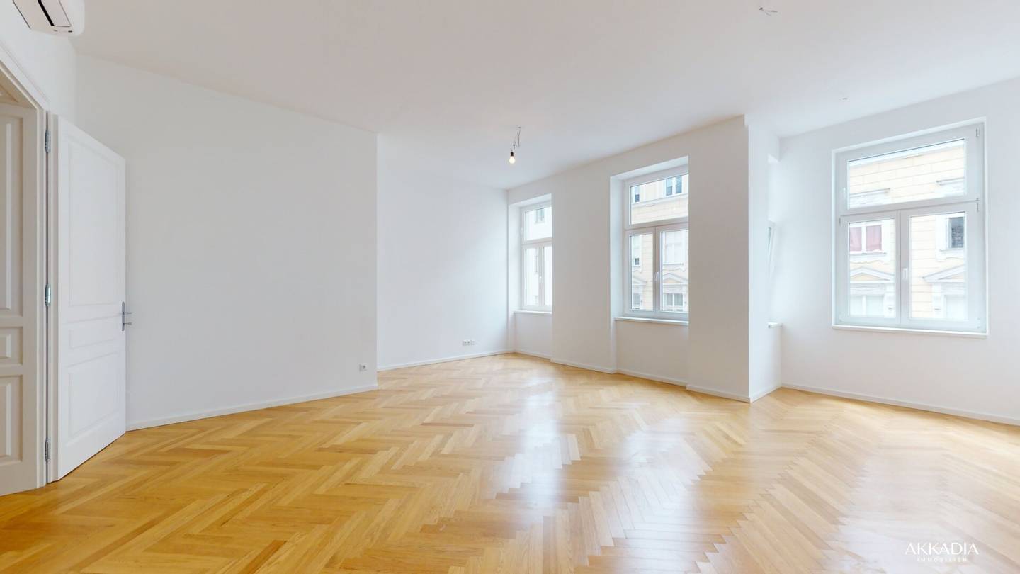 Renovierte Altbauwohnung mit Balkon