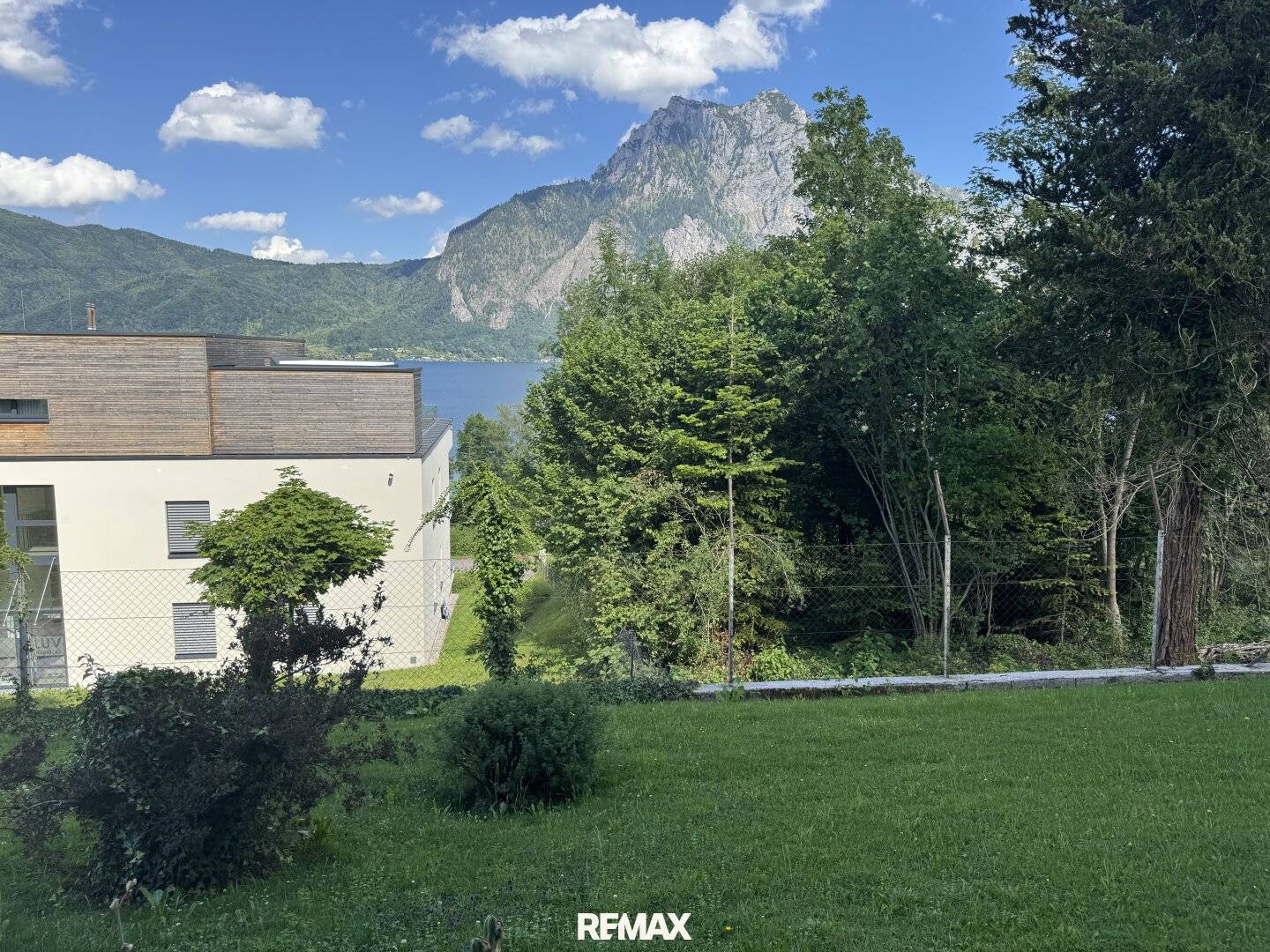 Apartment with lake view and terrace in Altmünster