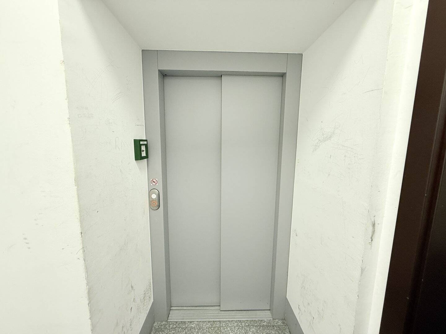 Dachgeschosswohnung mit großer Terrasse in ruhiger Seitenlage