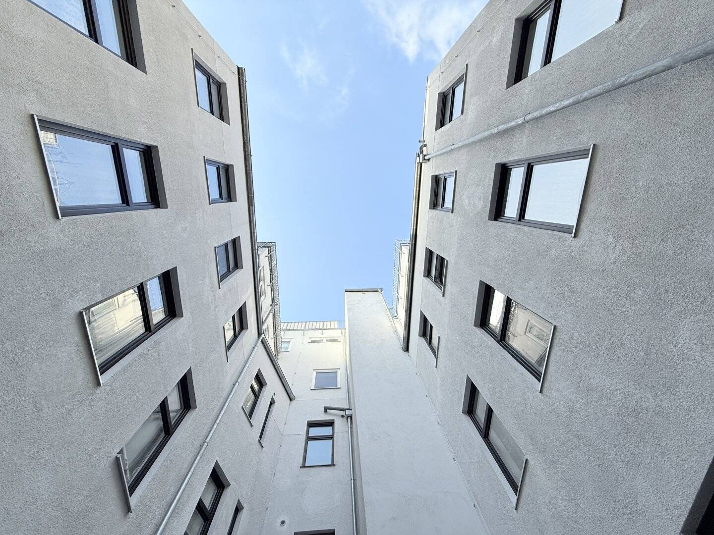 Dachgeschosswohnung mit großer Terrasse in ruhiger Seitenlage