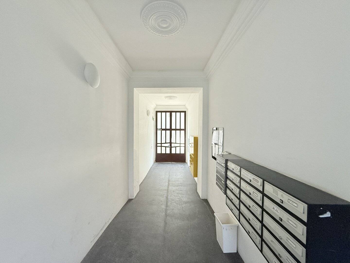 Dachgeschosswohnung mit großer Terrasse in ruhiger Seitenlage