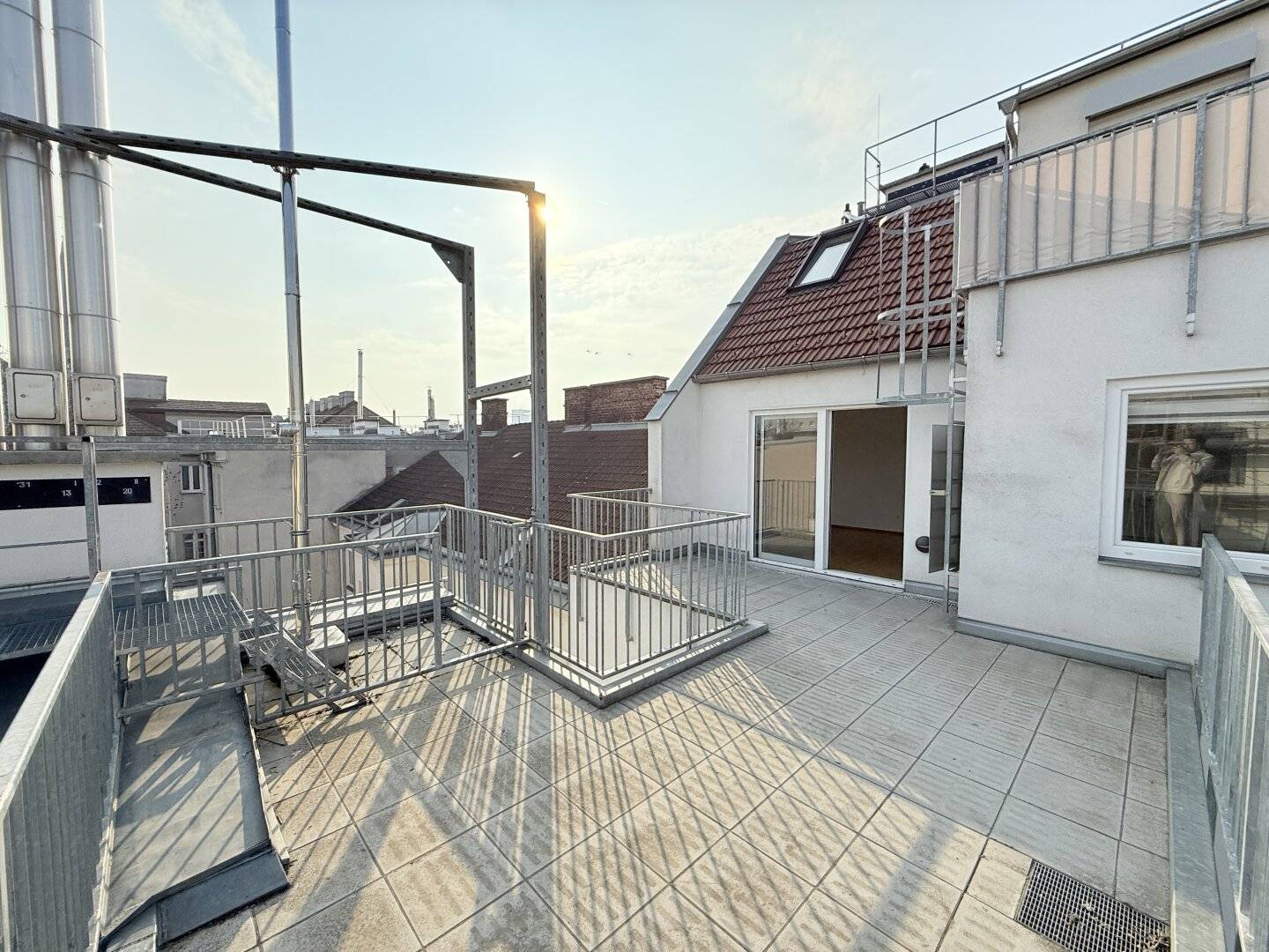 Dachgeschosswohnung mit Terrasse, Ottakring