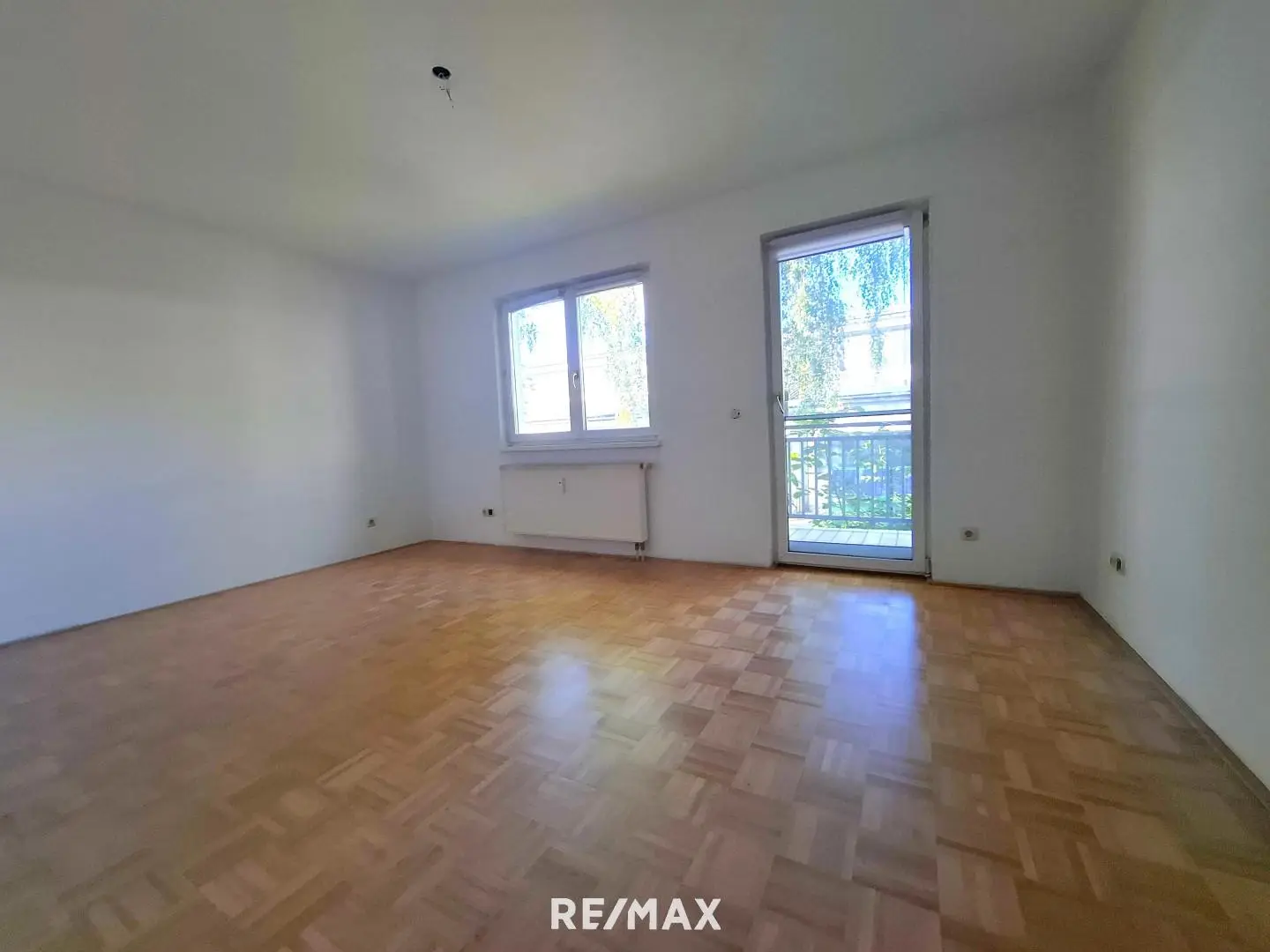 Zentrale Wohnung mit zwei Balkonen und eigenen Stellplätzen