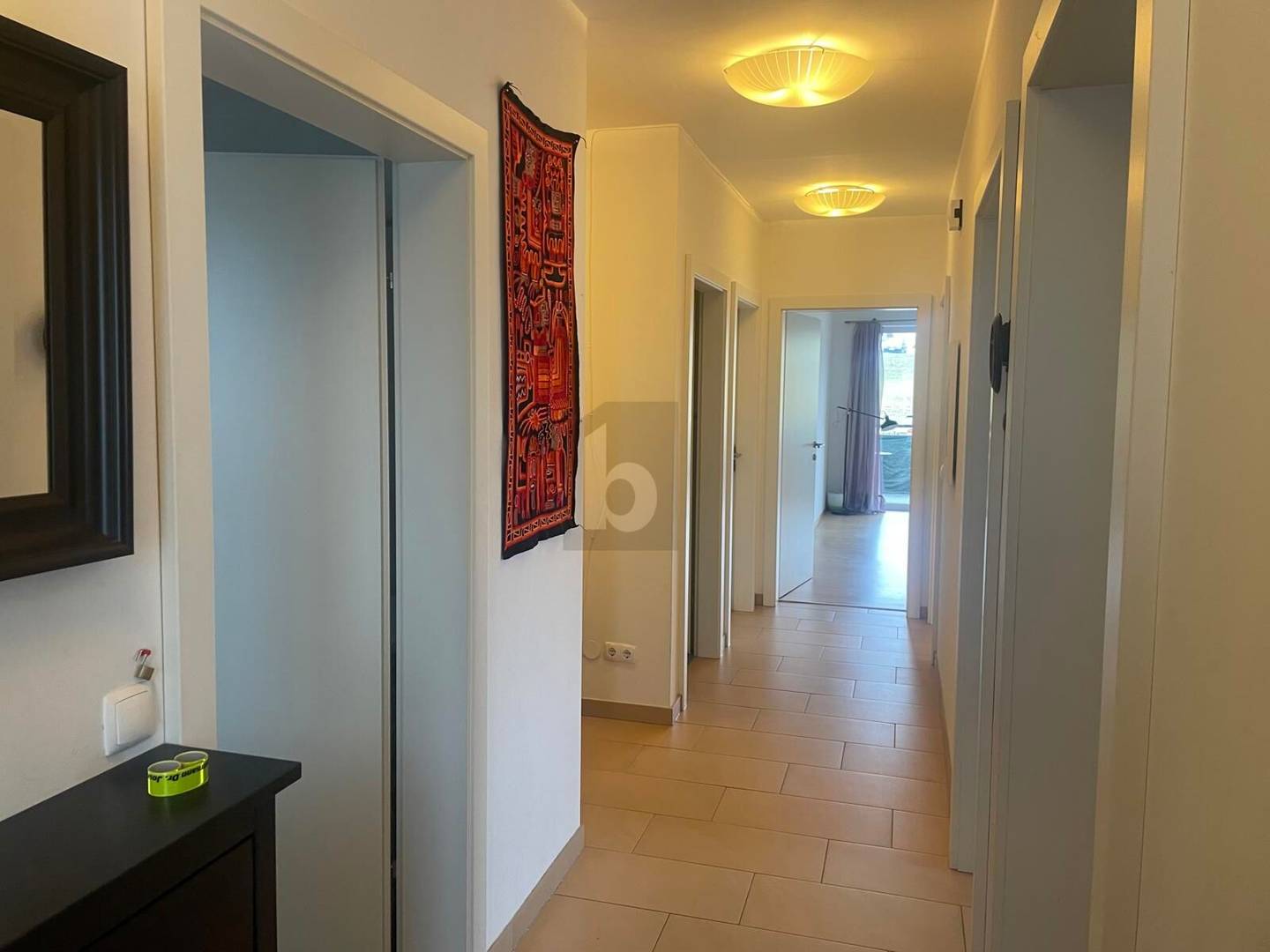 Helle Wohnung mit Garten und zwei Parkplätzen
