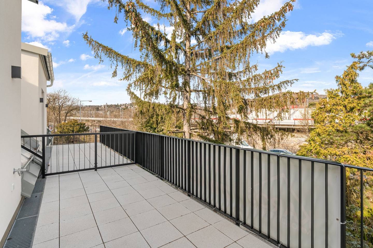 Top floor apartment with balcony and high ceilings