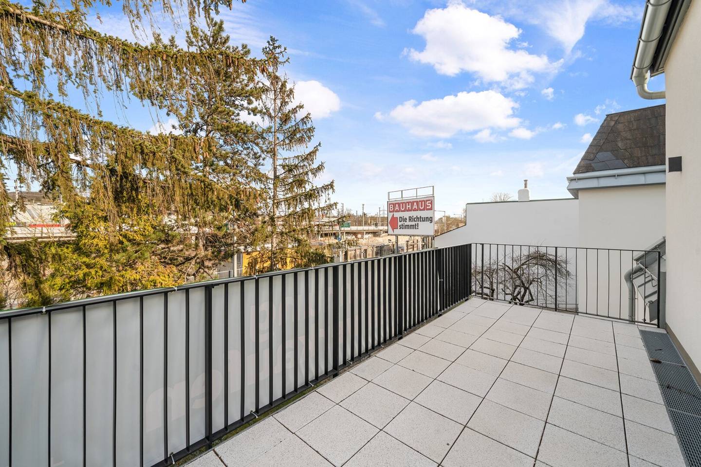 Top floor apartment with balcony and high ceilings