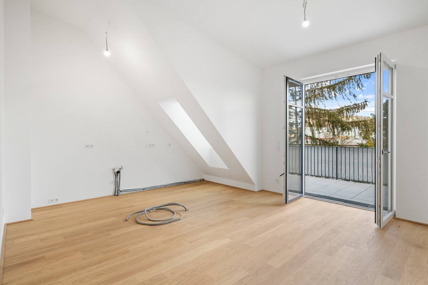 Top floor apartment with balcony and high ceilings