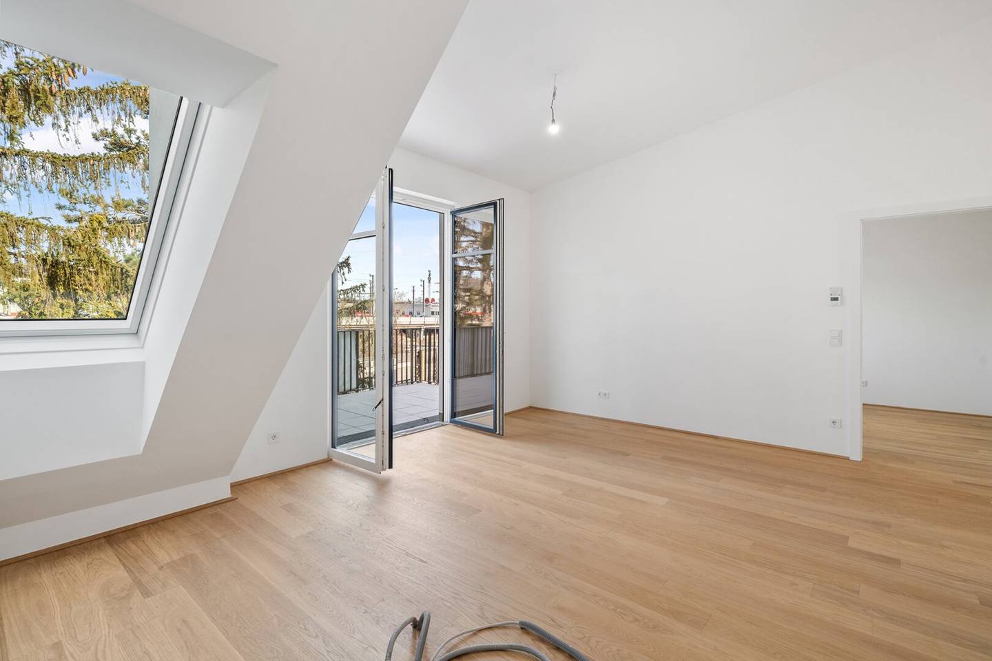 Top floor apartment with balcony and high ceilings