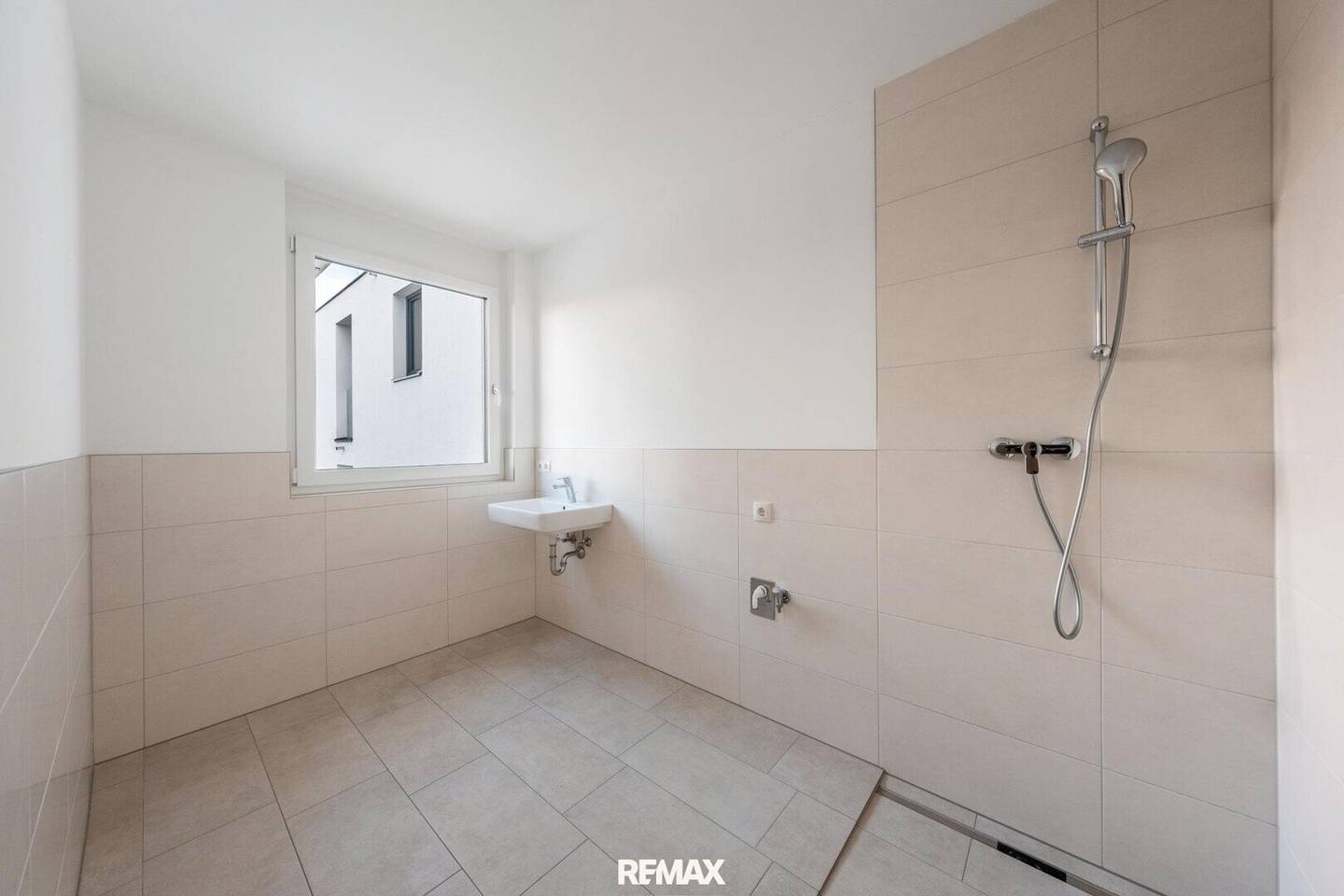 First occupancy apartment with loggia southwest