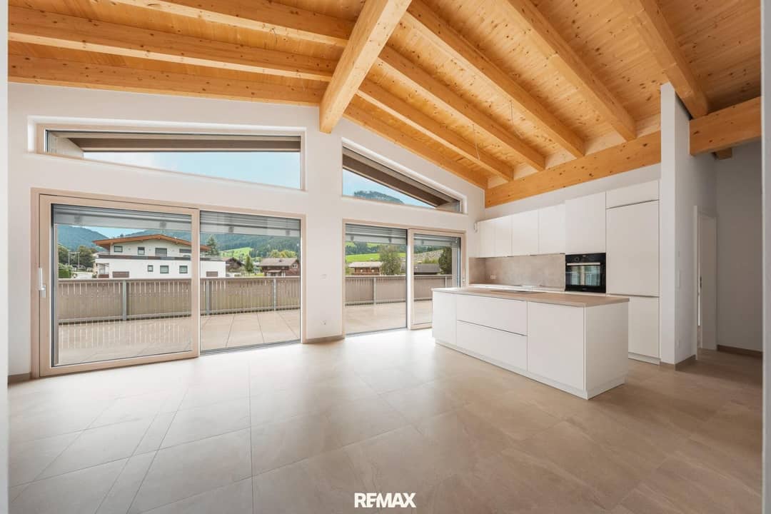 Neubau Penthouse mit großer Terrasse und Bergblick