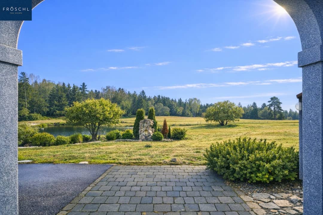 Blick vom Innenhof ins Grüne zum Schwimmbiotop