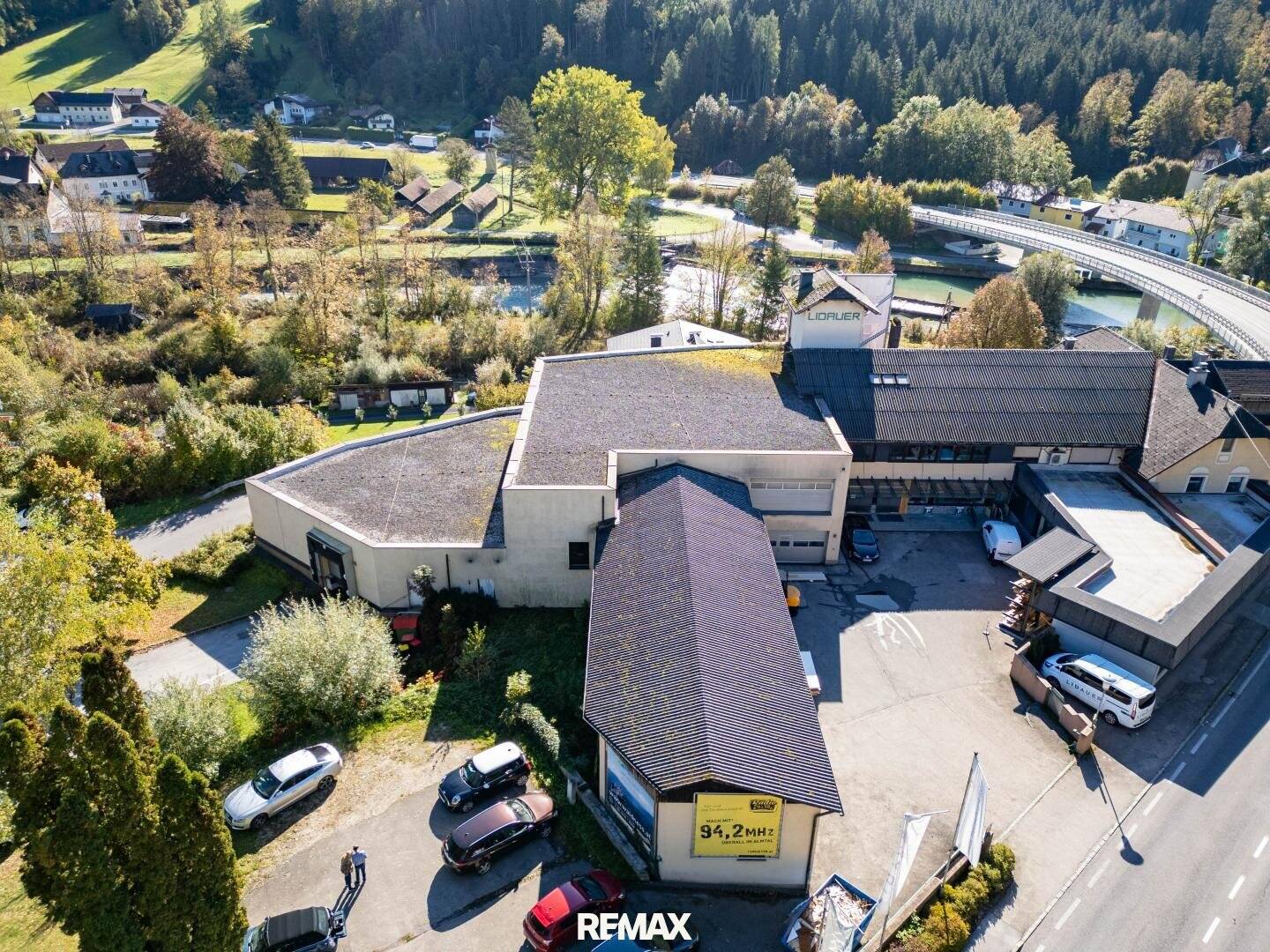 Gewerbeimmobilie mit unverbaubarem Blick und Garage