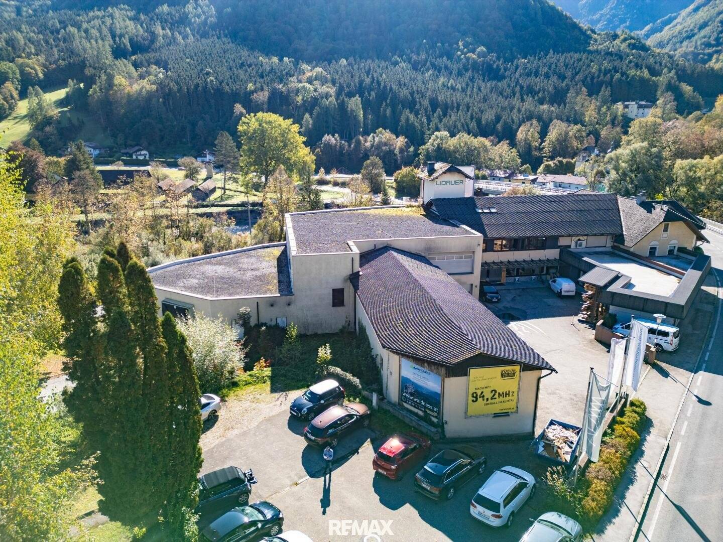 Gewerbeimmobilie mit unverbaubarem Blick und Garage