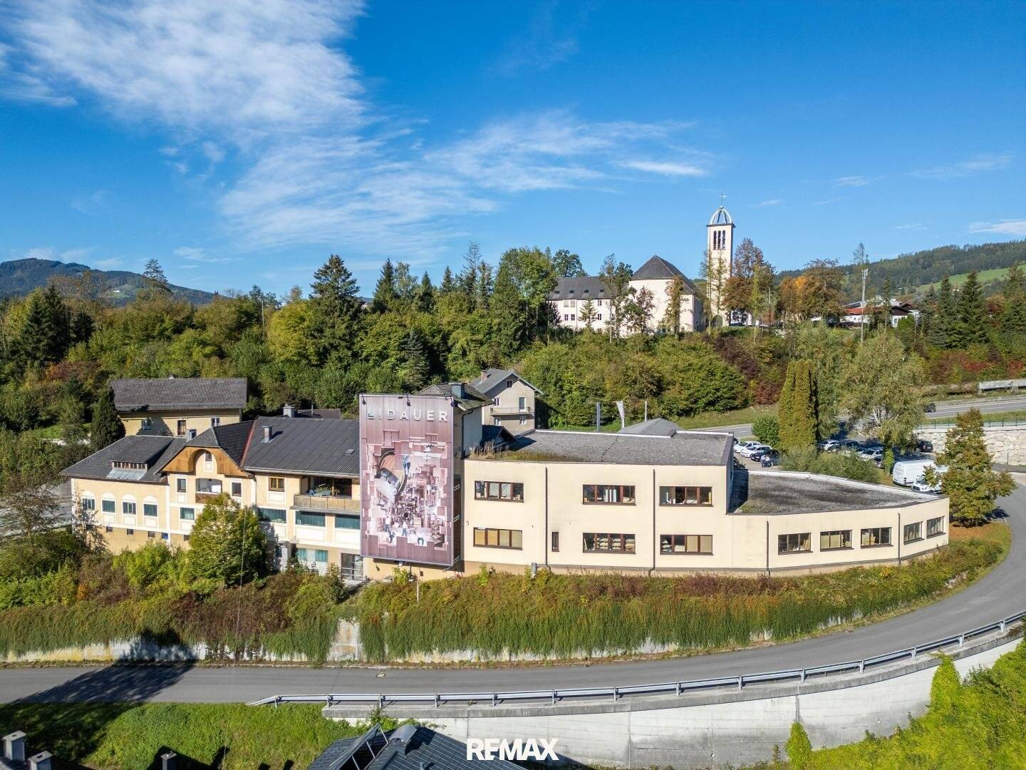 Gewerbeimmobilie mit unverbaubarem Blick und Garage