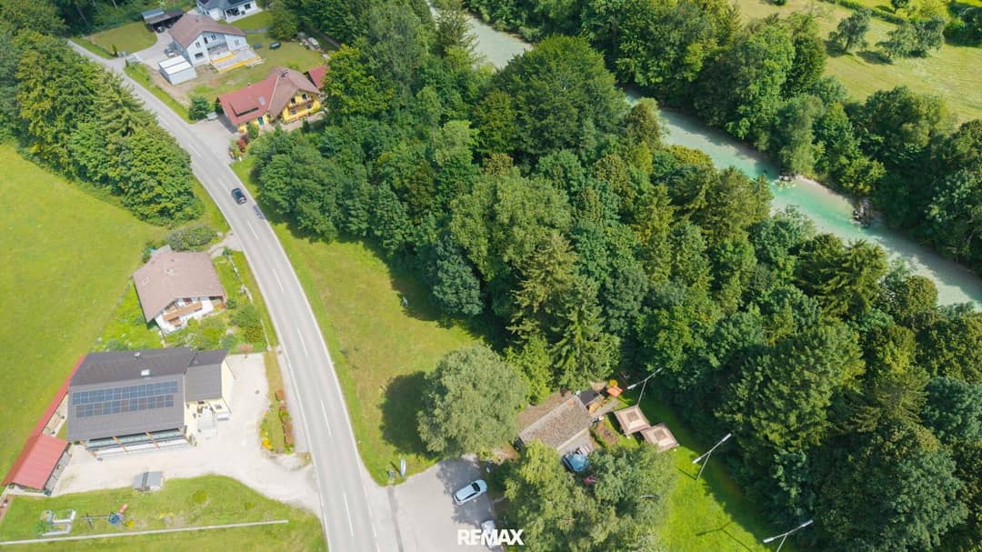 Baugrund mit Wald am Almfluss