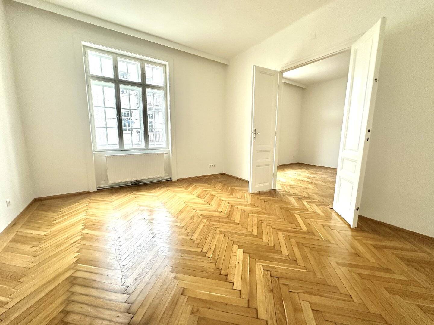 Old style apartment with balcony good transport links