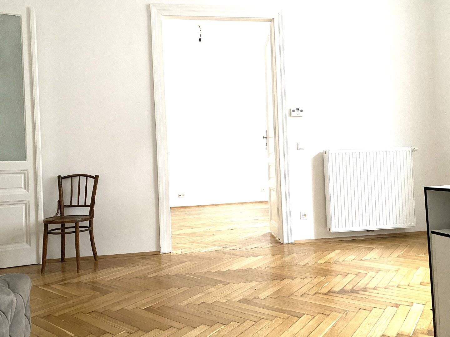 Old style apartment with balcony good transport links