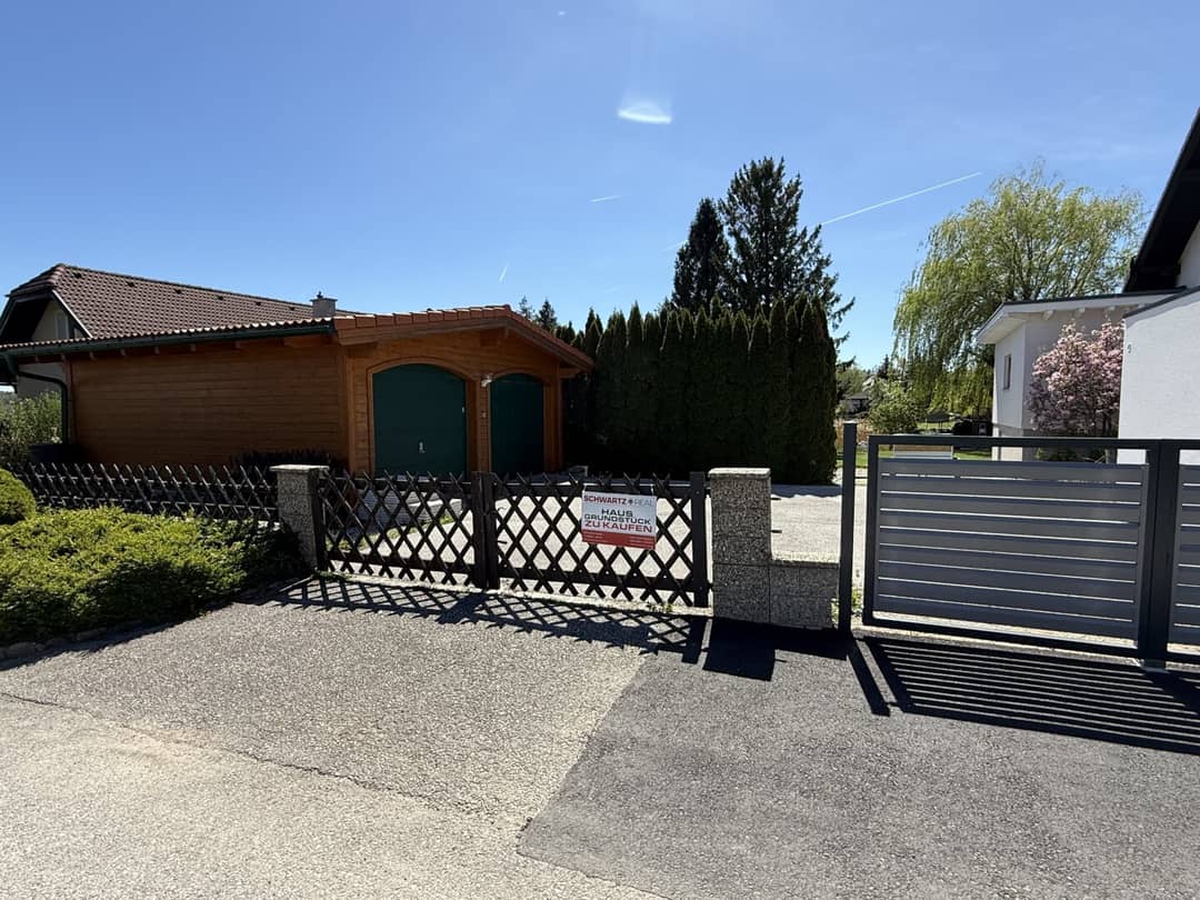Dreistetten: Sunny Building Plot