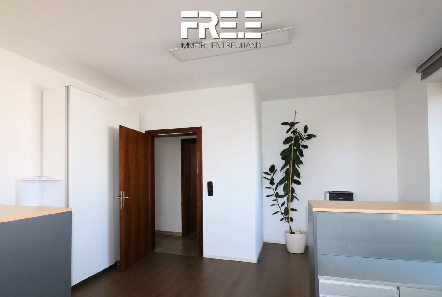 Office with parking space in central location