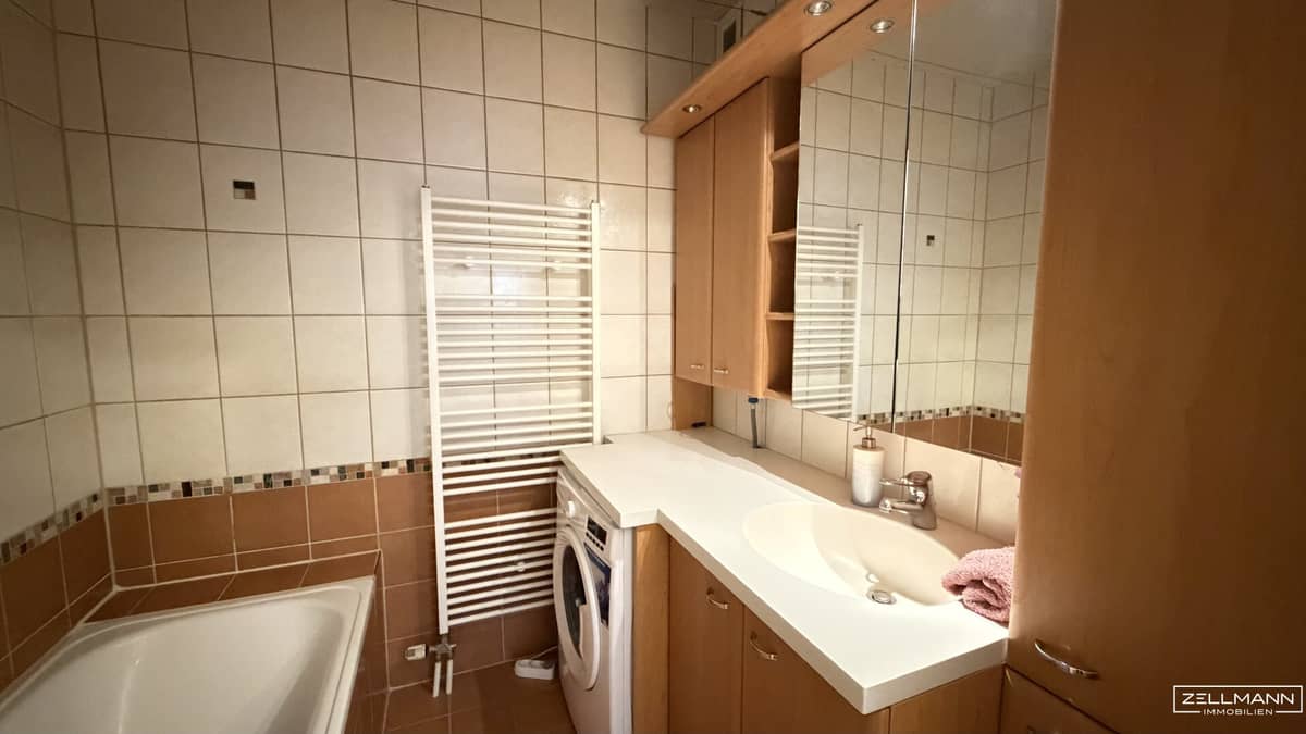 3-Rm Apt w/ Loggia & Garage, WN