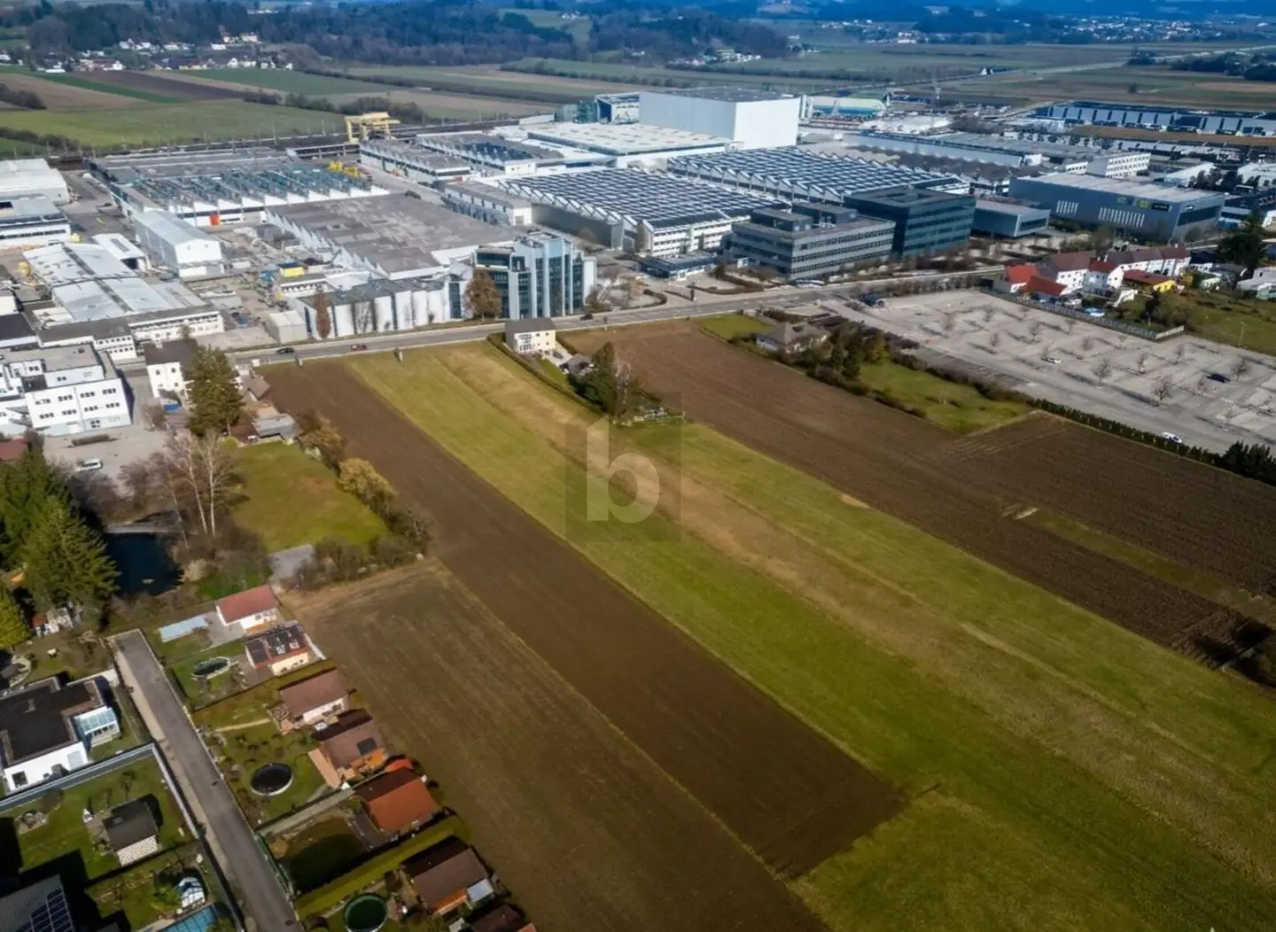 Anlegerwohnung with direct B1 access and contiguous land package