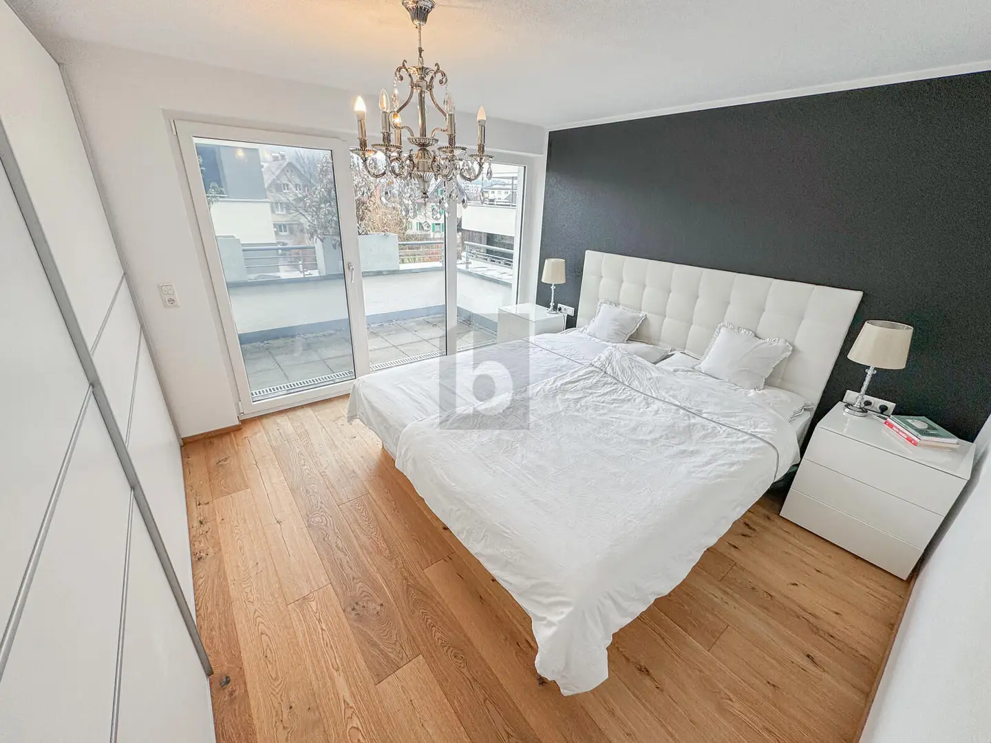 Light filled penthouse with large terrace and quiet location