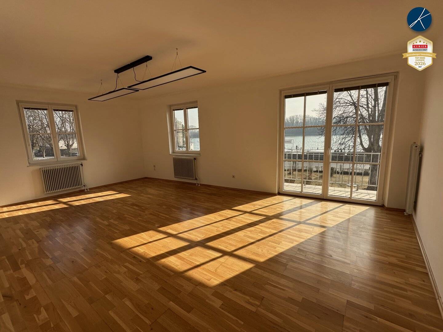 Sunny Altbau apartment with balcony and Danube view