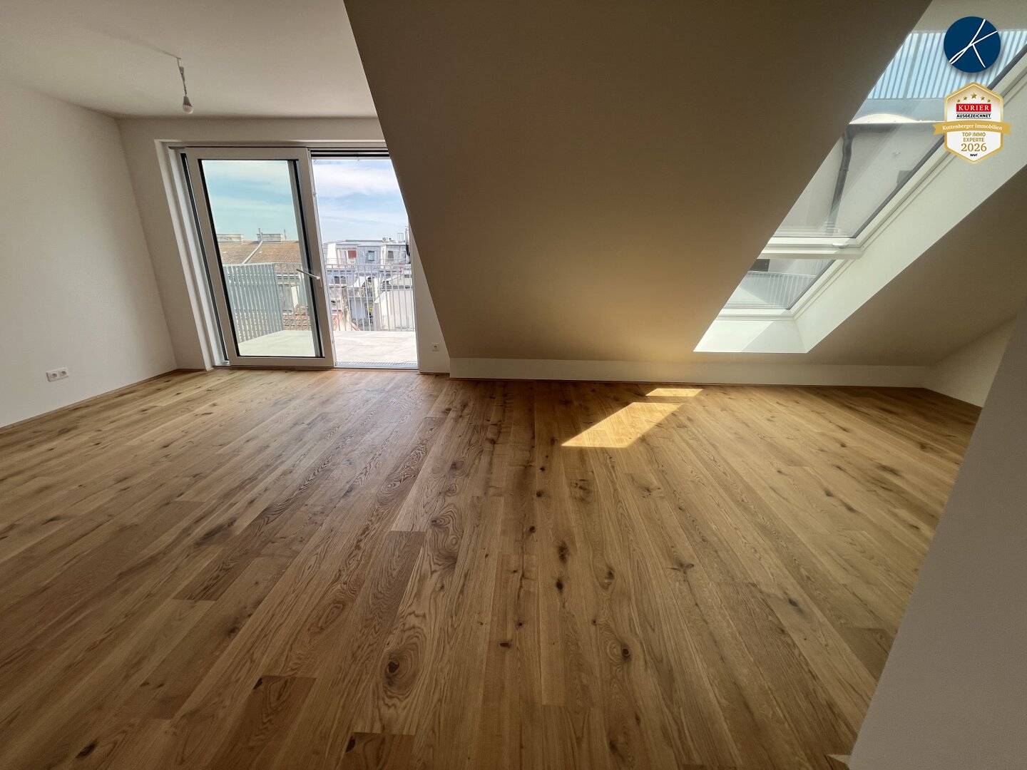 Wohnzimmer mit Balkonausgang