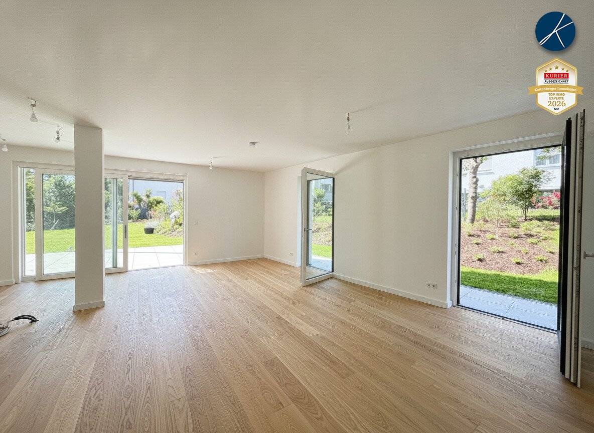 Wohnzimmer mit Ausgang zu Terrasse und Garten