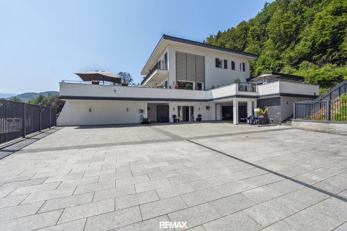 Luxury villa with lake view in Altmünster