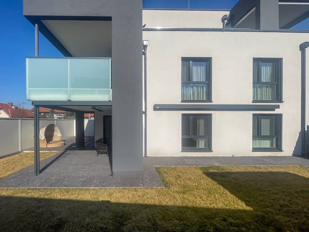 Ground floor apartment with garden and underground parking spaces