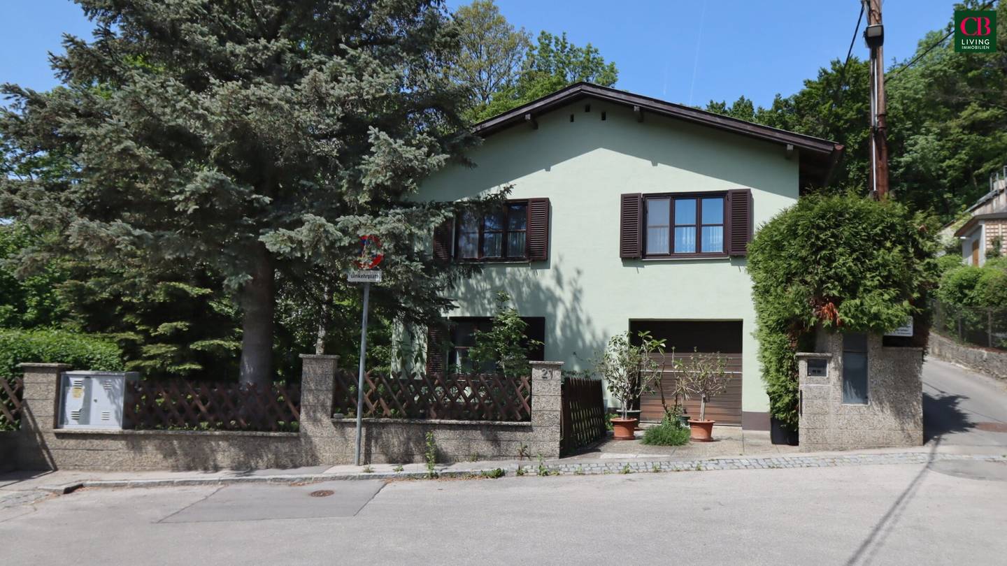 Family Home in Green Setting