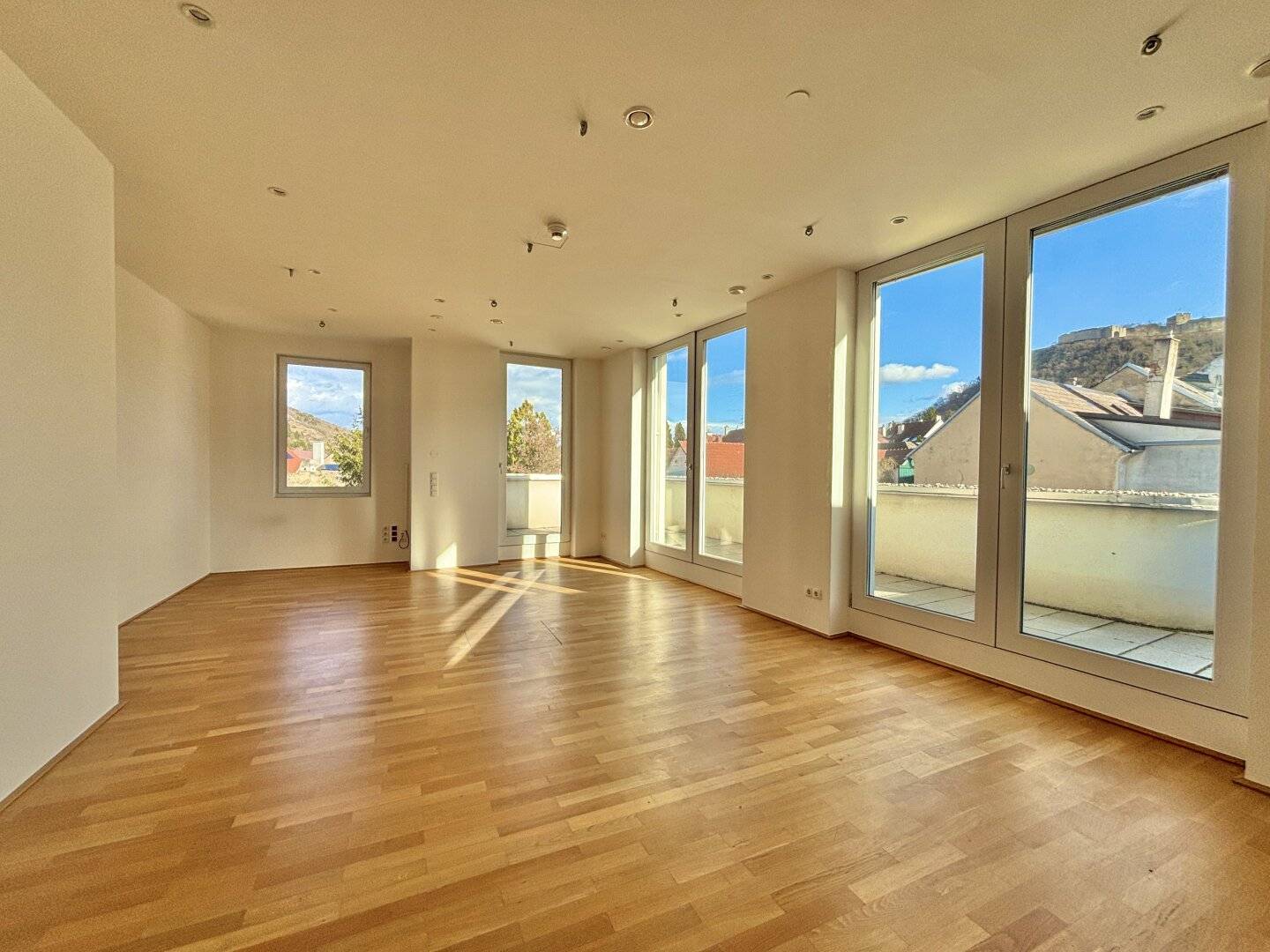 Medical practice seeks a physician with personality | Doctors' Center with direct view of Schlossberg | Spacious outdoor areas